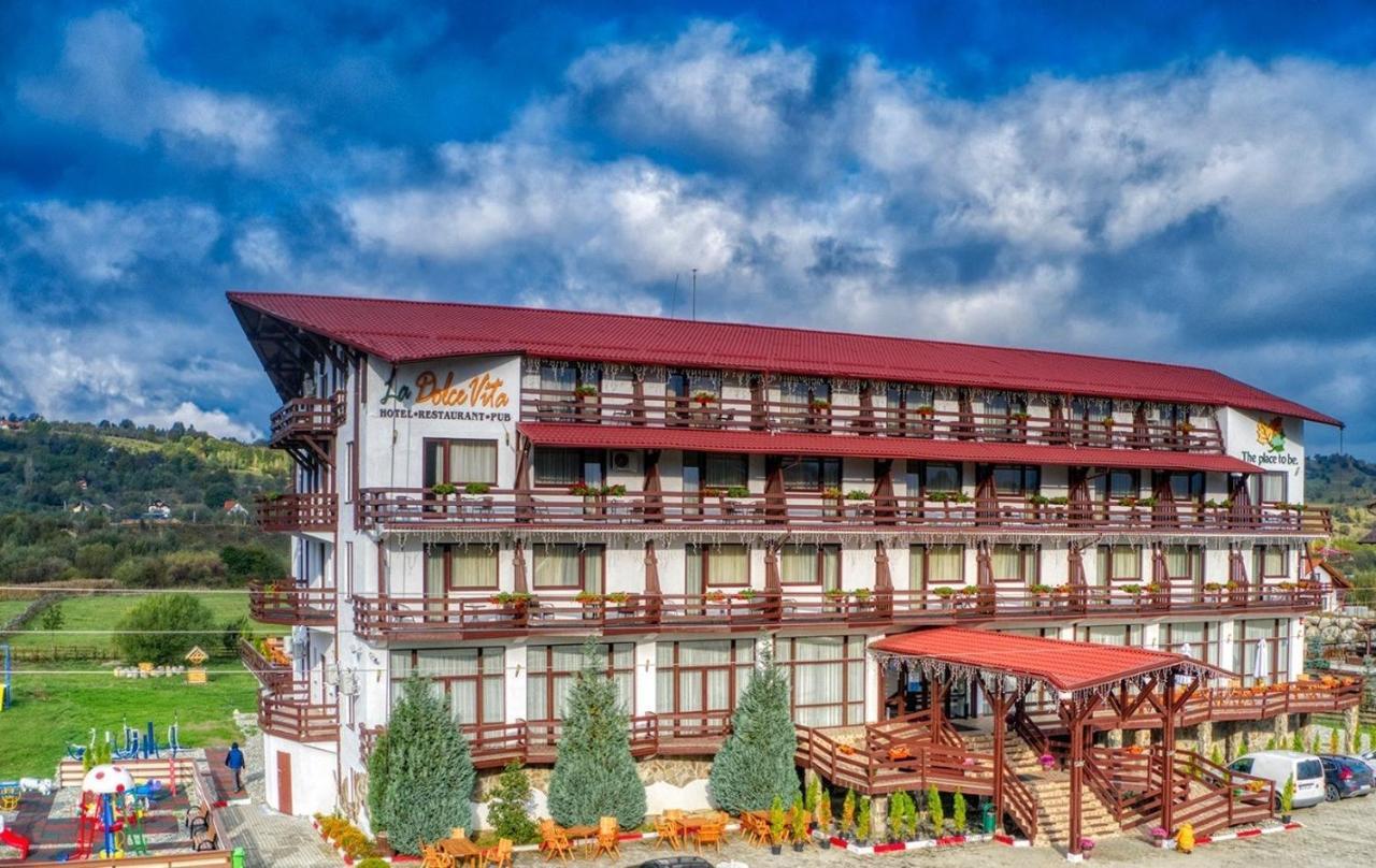 Hotel La Dolce Vita เซอร์เนช ภายนอก รูปภาพ